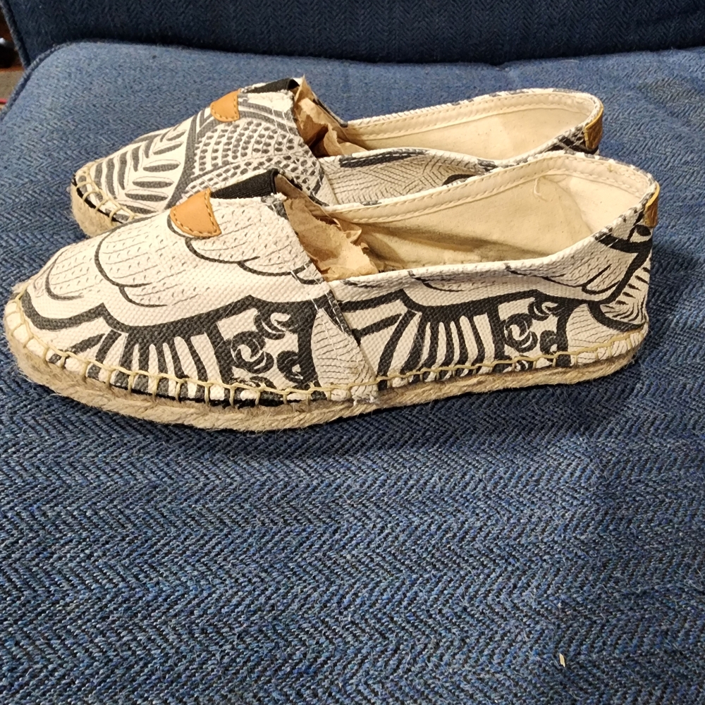 Toni Pons Stylish Black and Cream Espadrilles